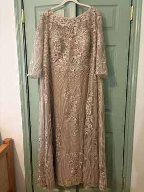 Elegant Lace Midi Dress in Taupe